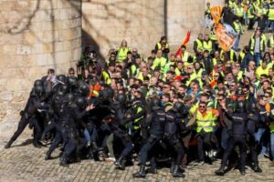Zaragoza vuelve a la Aljafería para pedir la absolución de los agricultores encausados