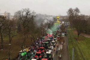 El campo europeo se moviliza en Estrasburgo: «Agricultores ante el muro de los fertilizantes»