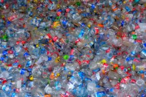 Bruselas abre la puerta al reciclaje químico para las botellas de plástico para bebidas