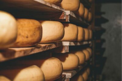 El queso español de oveja y cabra se queda fuera del carro de la compra