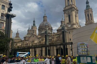 «Gasoil de lujo, cosechas de saldo»: el campo aragonés se planta ante la Delegación del Gobierno