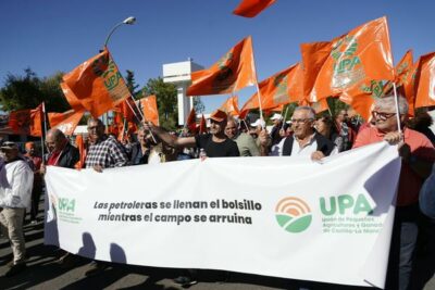 Agricultores de UPA protestan ante Repsol Puertollano por el precio del gasóleo